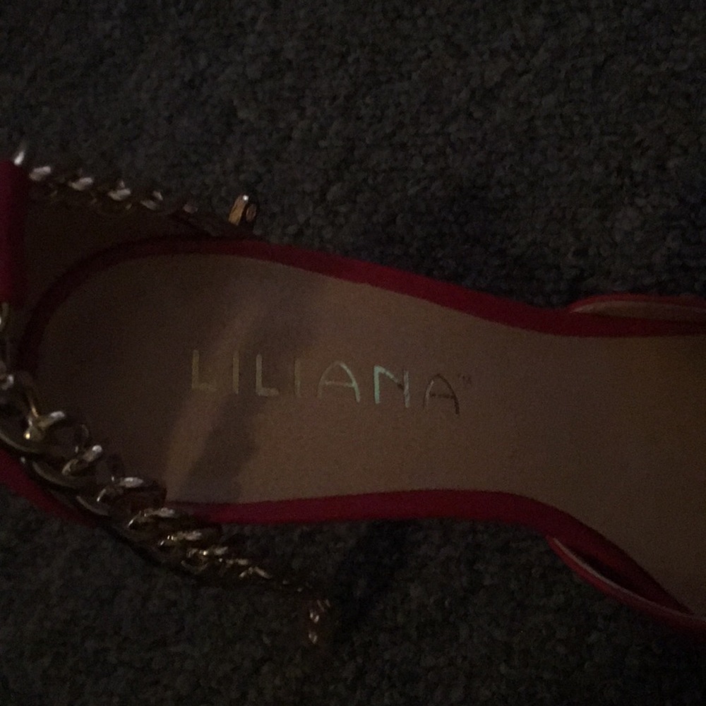 Red Pointed Gold Chain Heels - Picture 6 of 6